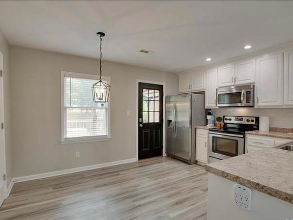 Kitchen & Eat in area