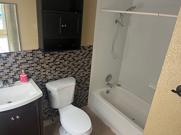 4th image of 10 N Lakewood Dr
