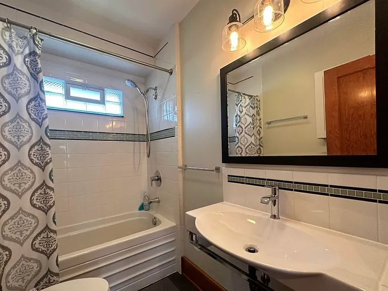 315 W 8th St — Photo 27