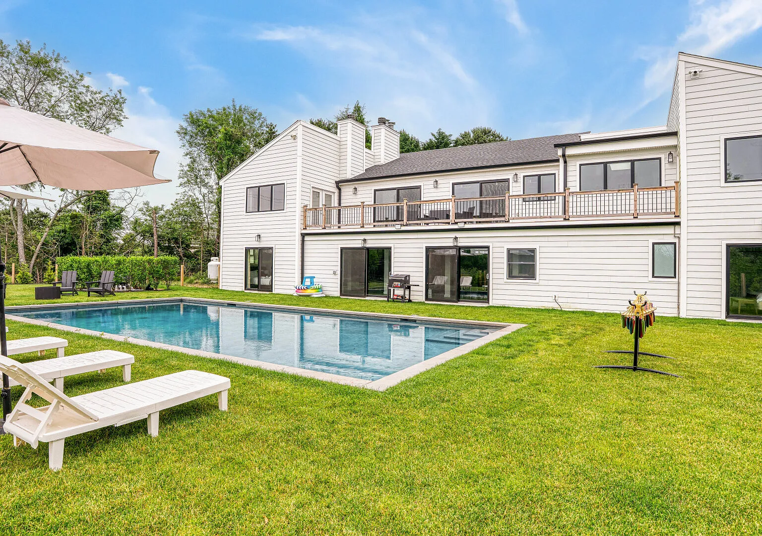 Southampton home, close to town, beaches, large private yard — Photo 1