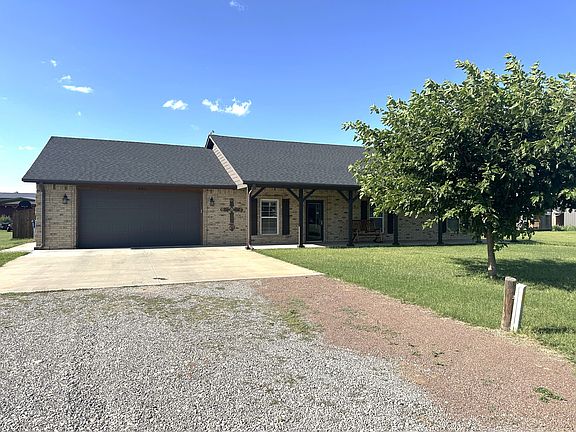 Gorgeous home! 2,424 sq. ft., 3 bed, 2 bath, 2 car garage, fenced yard