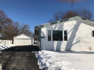 1532 Pawnee Rd, Carpentersville, IL 60110