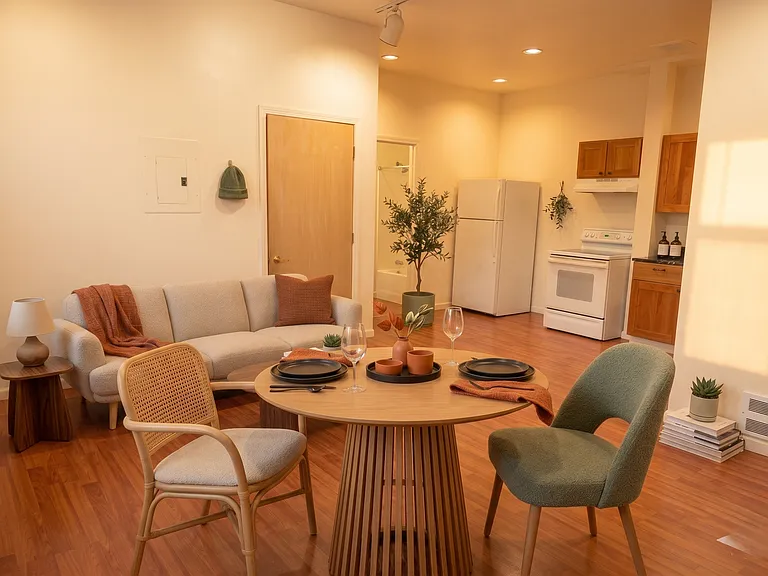 3644 Woodland Park Apartments are located in Wallingford — Photo 4