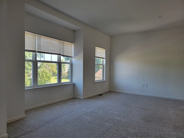 10 Glenbrook Ct — Photo 2