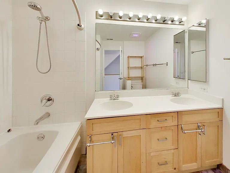 1806 W Argyle St #G — Photo 13