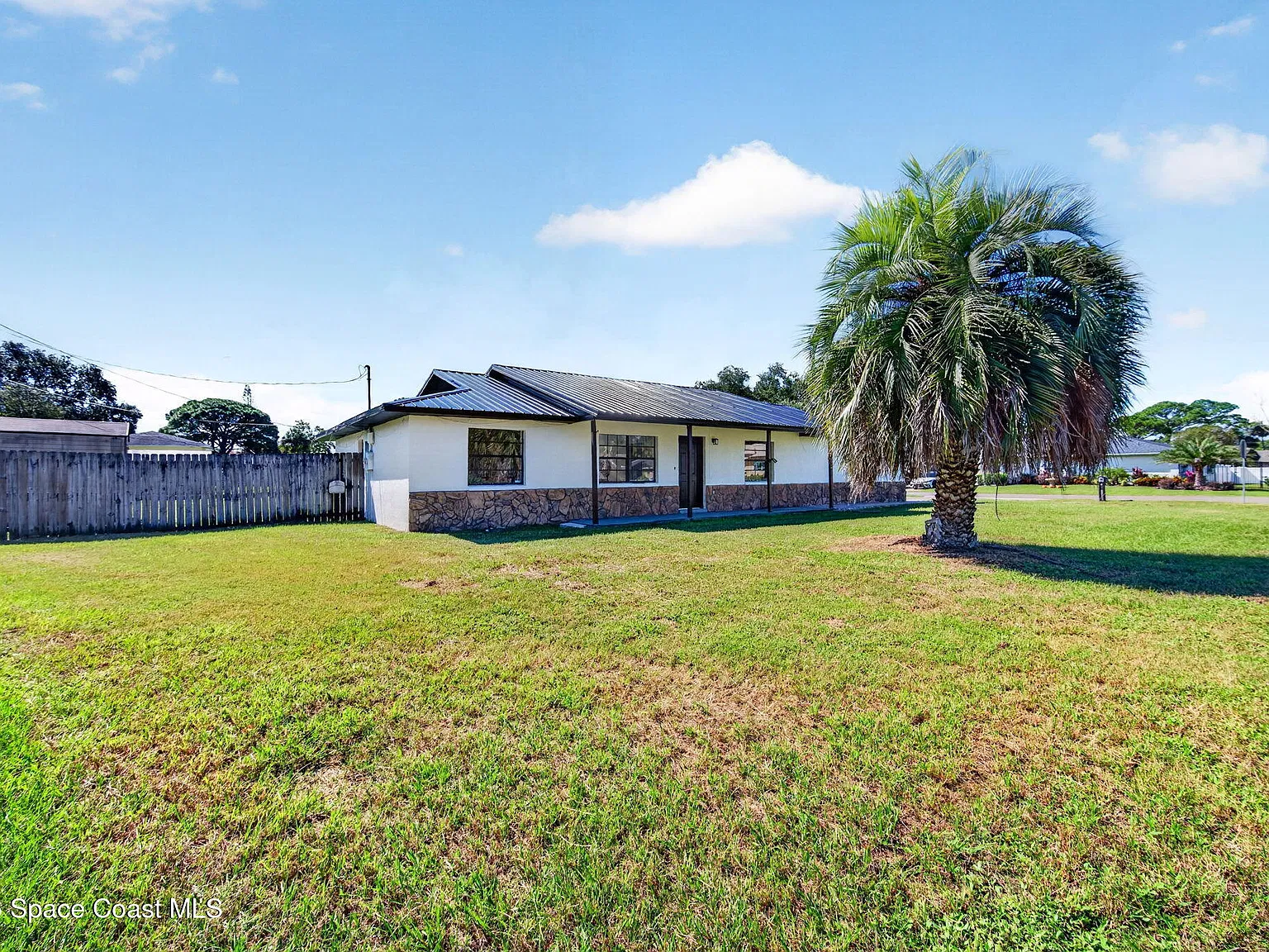 3 bed, 2.0 bath, 1230 sqft, $2,500 — Photo 3