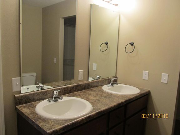 Master bath with dual sinks.