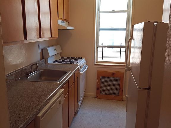 3rd image of 13510 Grand Central Pkwy APT 302