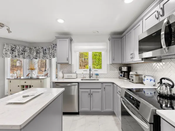 35 Pilgrim Village Rd APT 402, Taunton, MA 02780