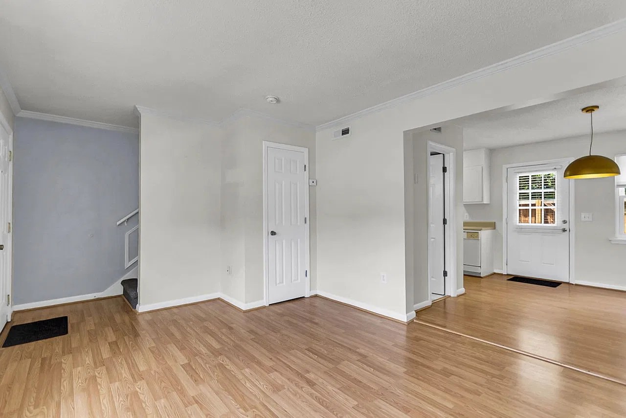 415 Parkdale Dr — Photo 2