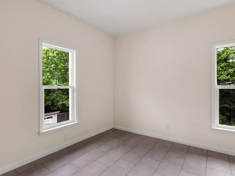 680 Hazelwood — Photo 7