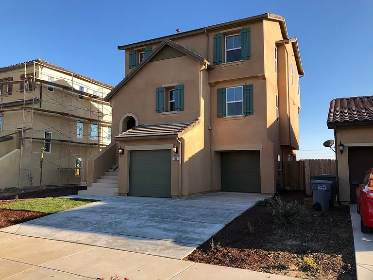 166 Barker Ln — Photo 2