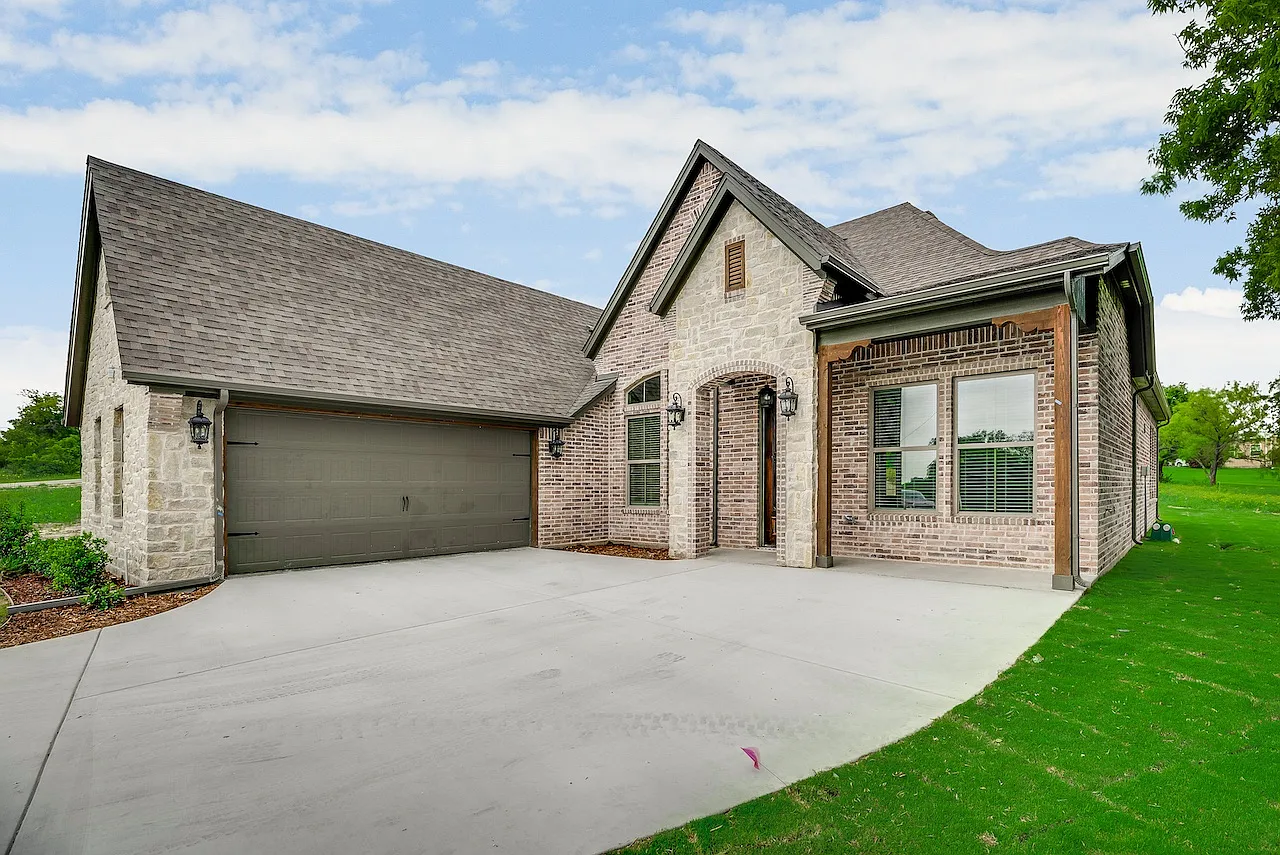 4 bed, 2333 sqft, $2,850 — Photo 3