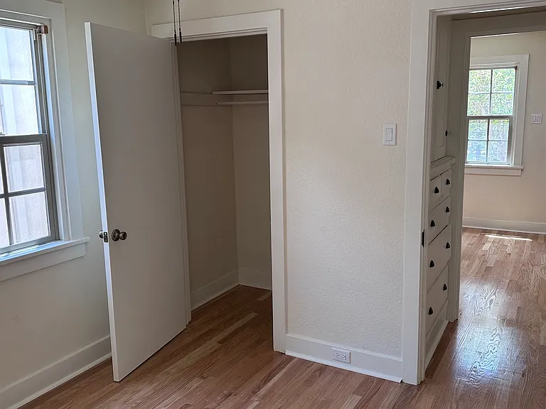 805 E Tujunga Ave — Photo 8