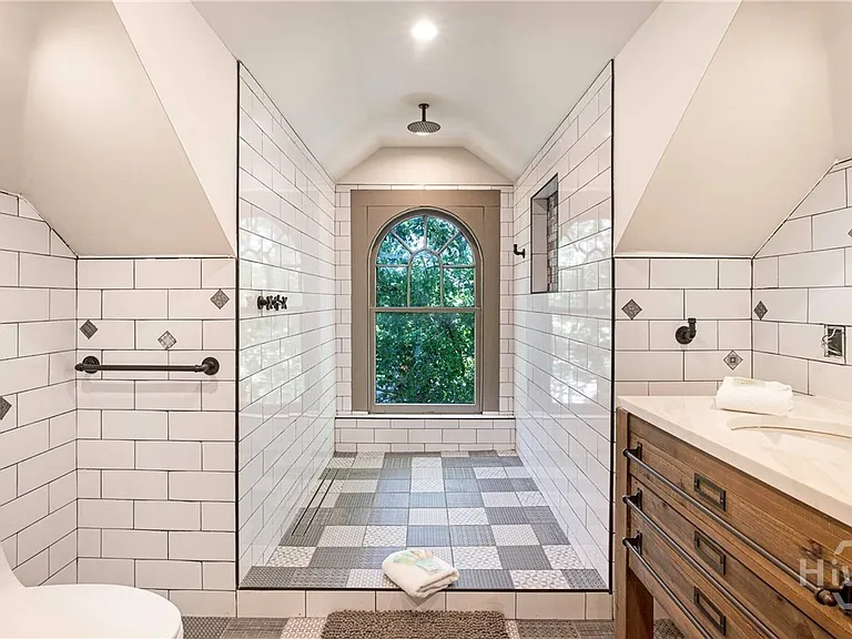 624 E Victory Dr — Photo 31