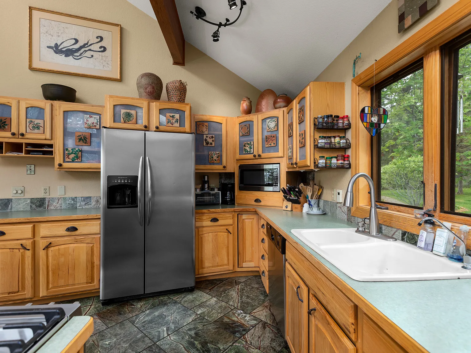 2 bed, 2.5 bath, 2700 sqft, $2,600 — Photo 3