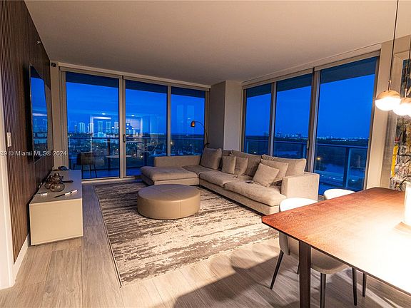 3rd image of 16385 Biscayne Blvd Unit 1521
