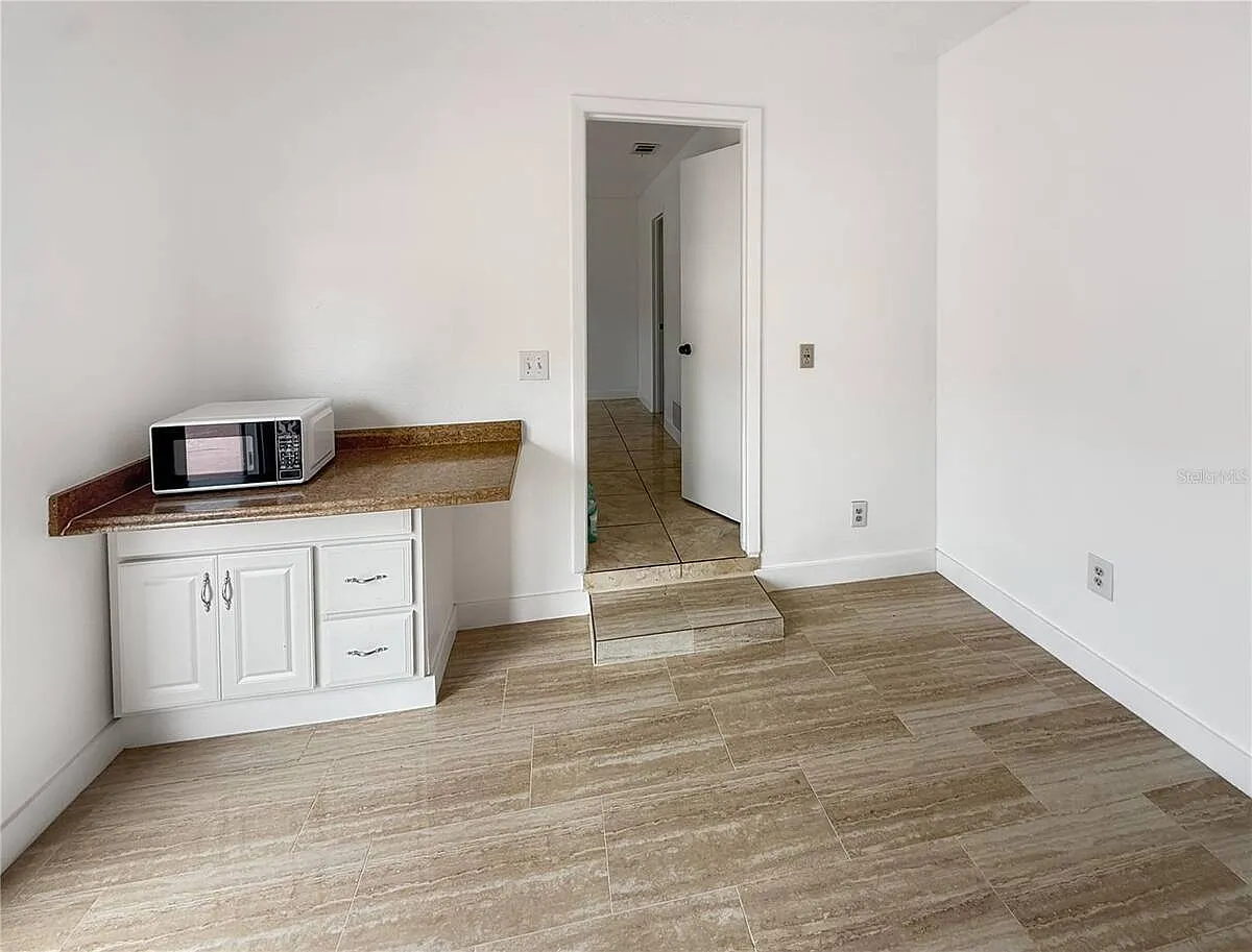 1 bed, 1.0 bath, 156 sqft, $1,300 — Photo 4
