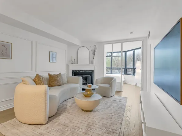 1 Ripley Ave #302, Toronto, ON M6S 4Z6