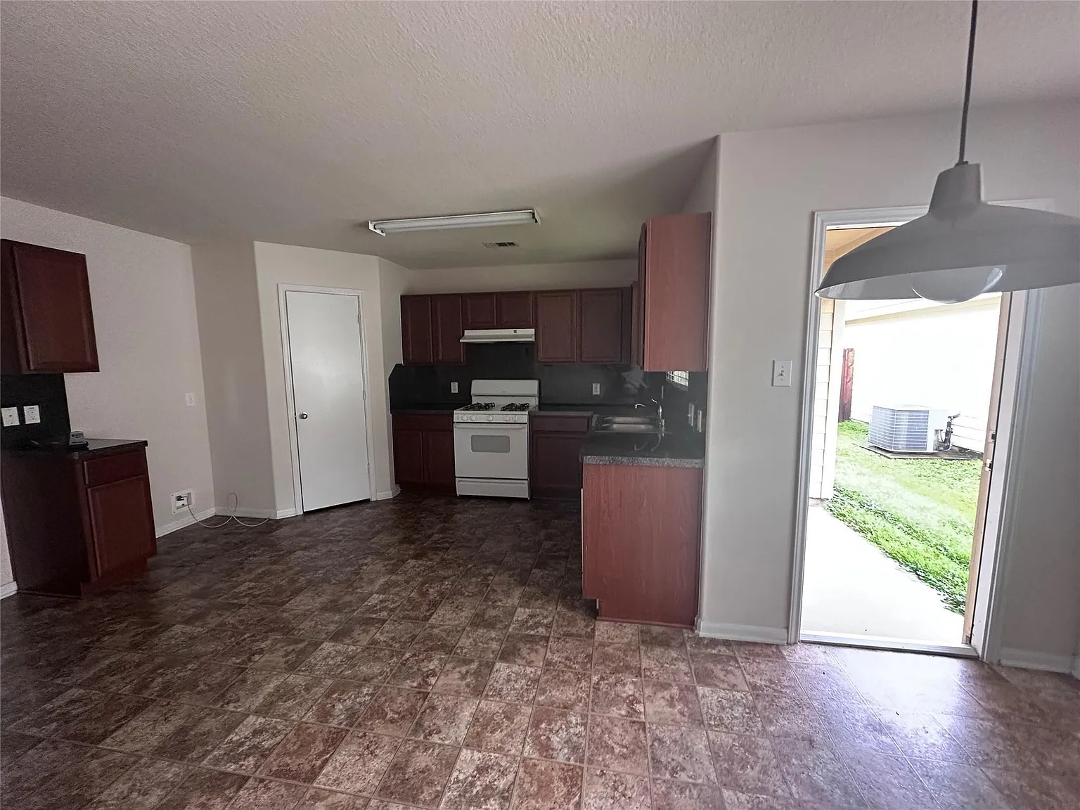 3 bed, 2.0 bath, 1502 sqft, $1,700 — Photo 3