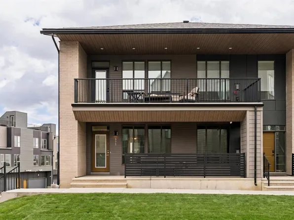 605 SW Sovereign Cmn SW, Calgary, AB T3C 3Y3