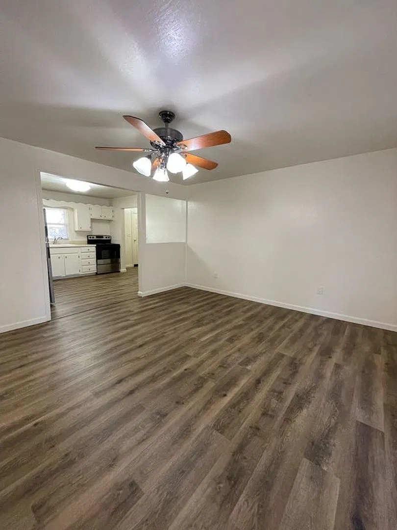 Charming home with a one car attached garage. — Photo 2