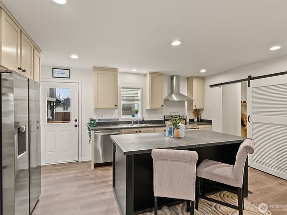3rd image of 1243 SW Elzina Street