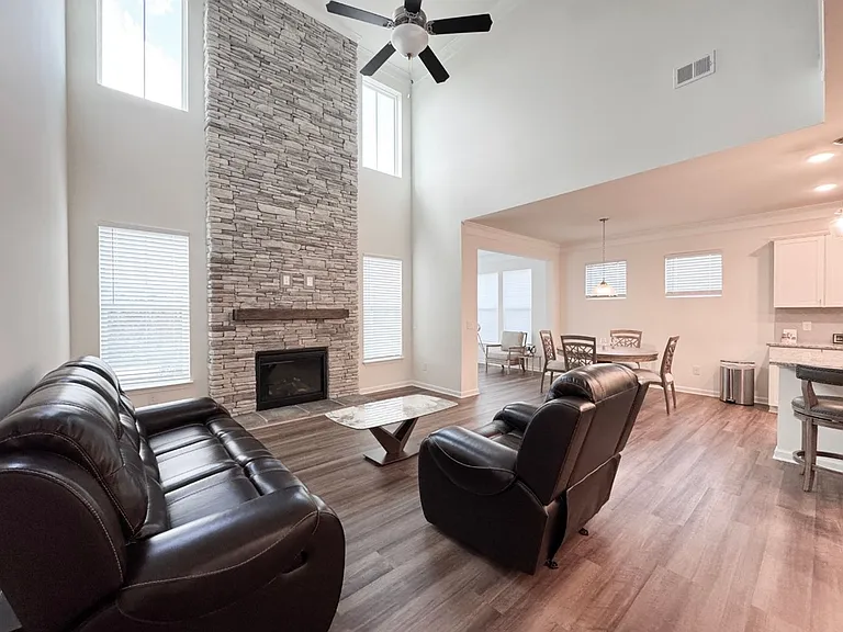 612 Columbus Cir — Photo 3