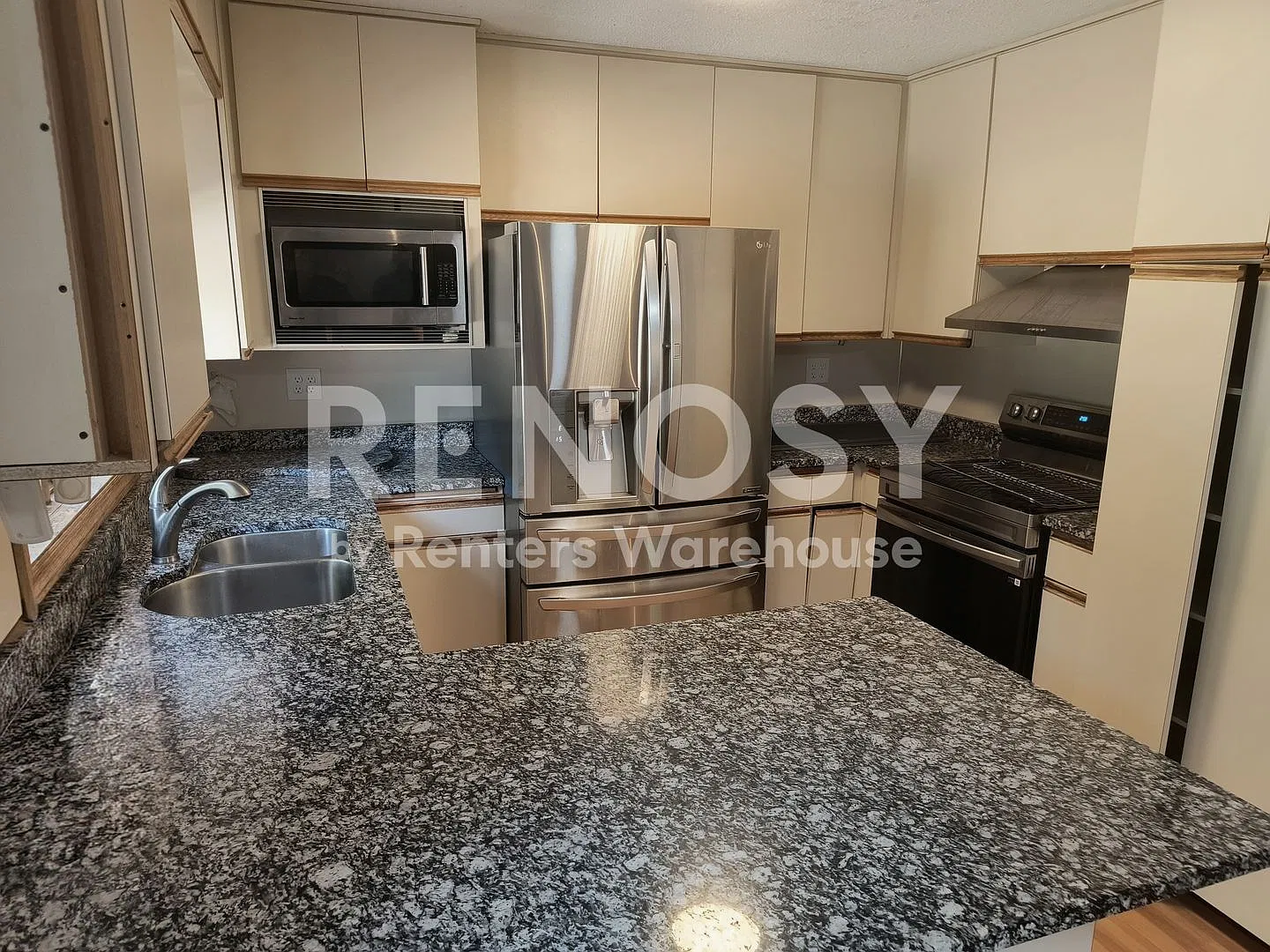 Available Now 5 Bedroom 3 Bath Townhouse in Minnetonka — Photo 4