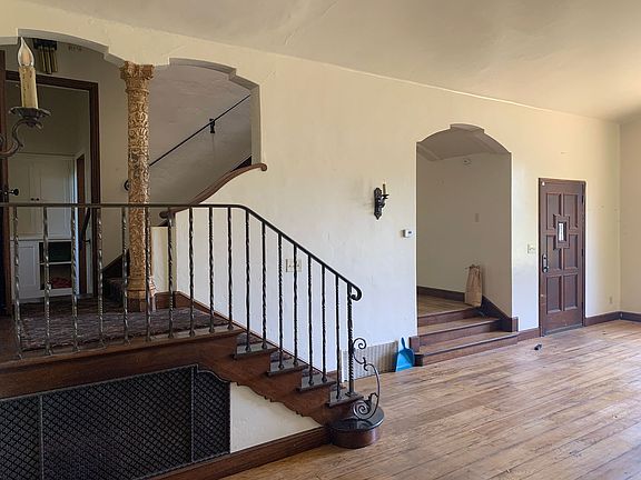 3rd image of 944 Live Oak Blvd