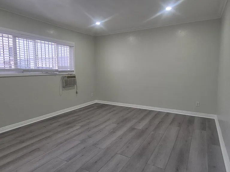 126 N Manhattan Pl #3 — Photo 3