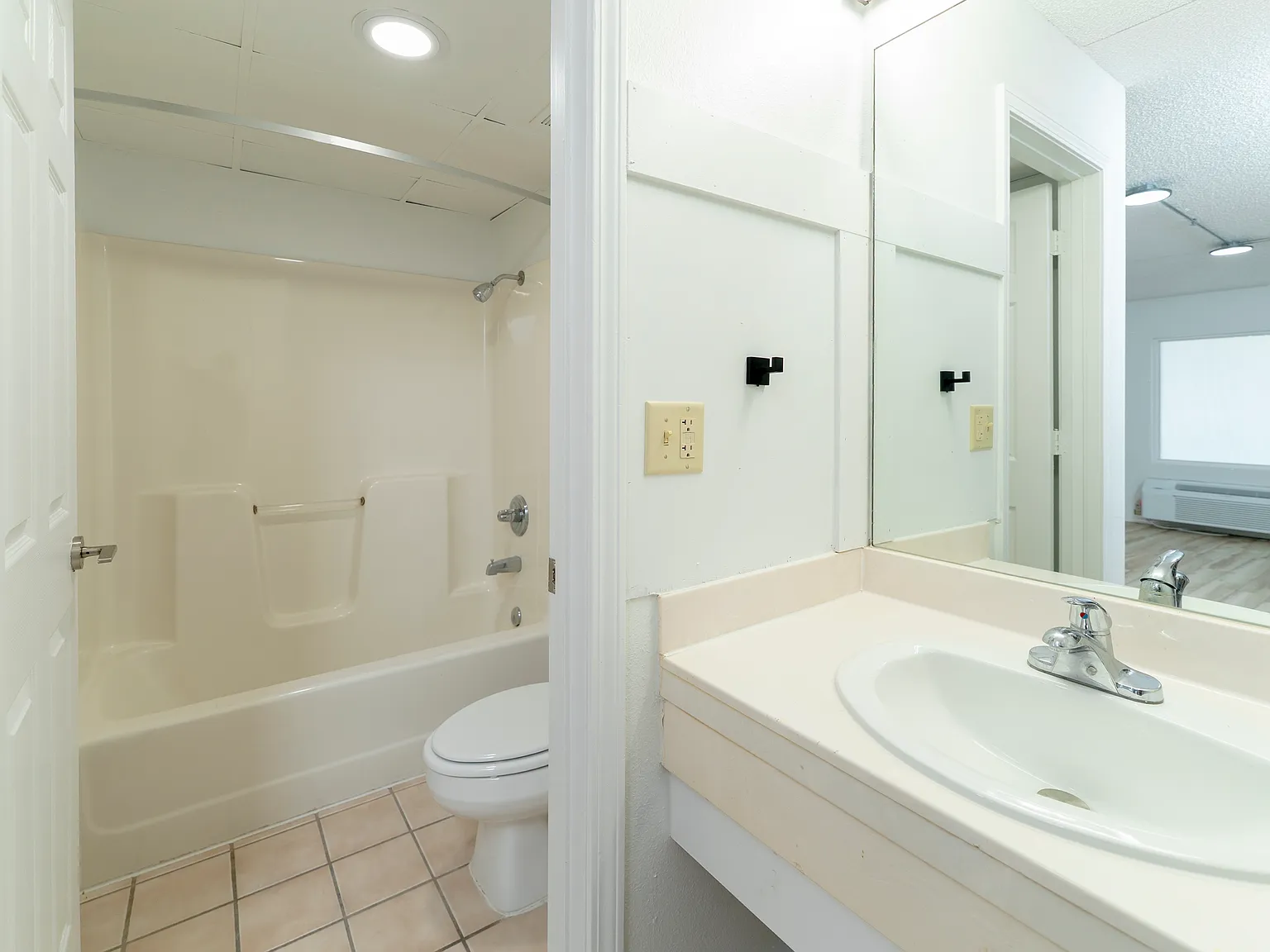 Studio, 300 sqft, $695 — Photo 3