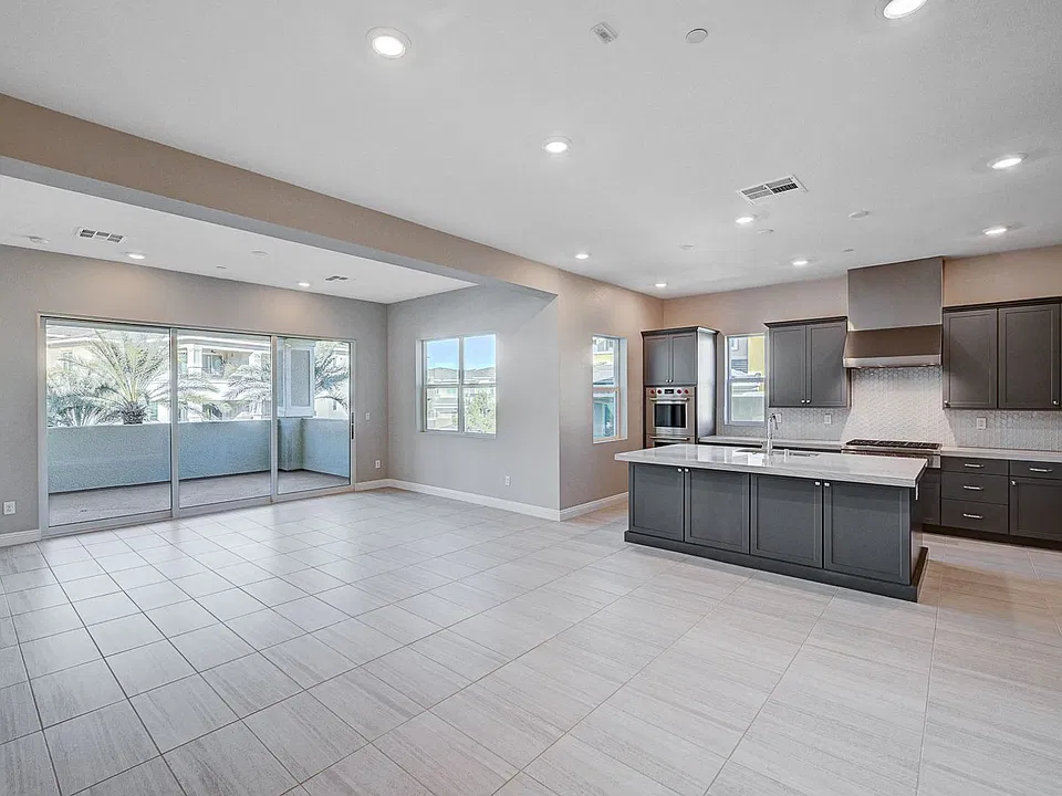 9204 Las Manaitas Ave #302