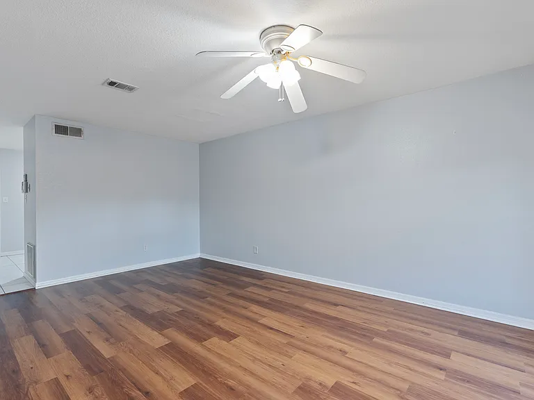 37314 Embassy Park Ln — Photo 5