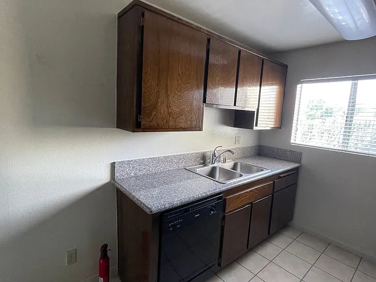 718 N Monterey St — Photo 29