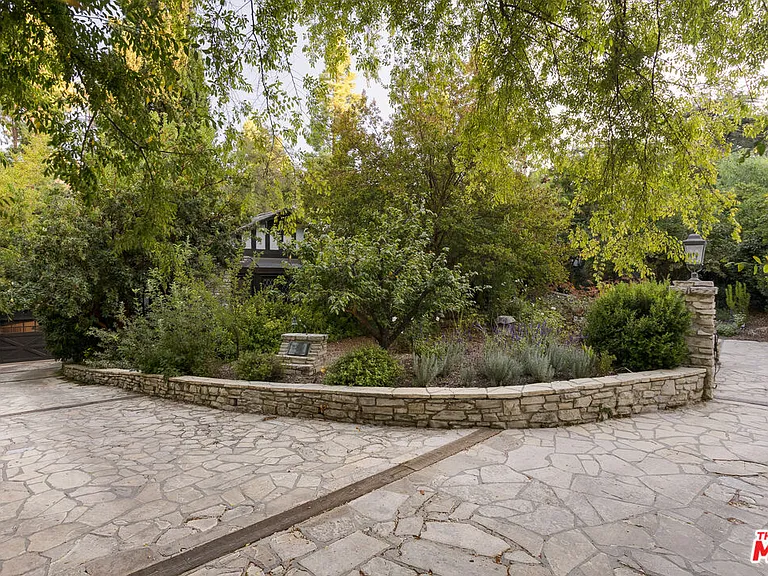 4880 Queen Florence Ln — Photo 43