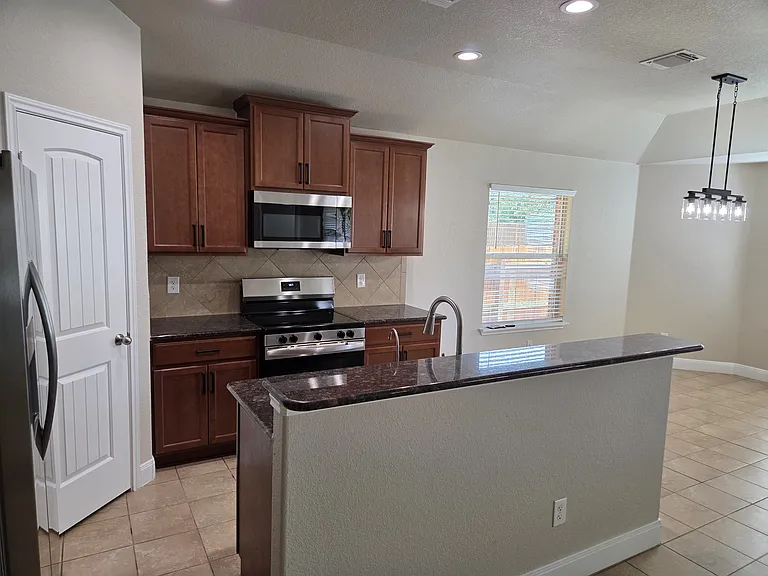 5202 Dauphin Dr — Photo 9