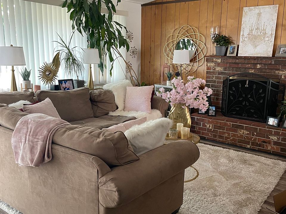 Vaulted family room with fireplace