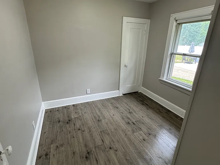 531 Saint Clair Ave — Photo 4
