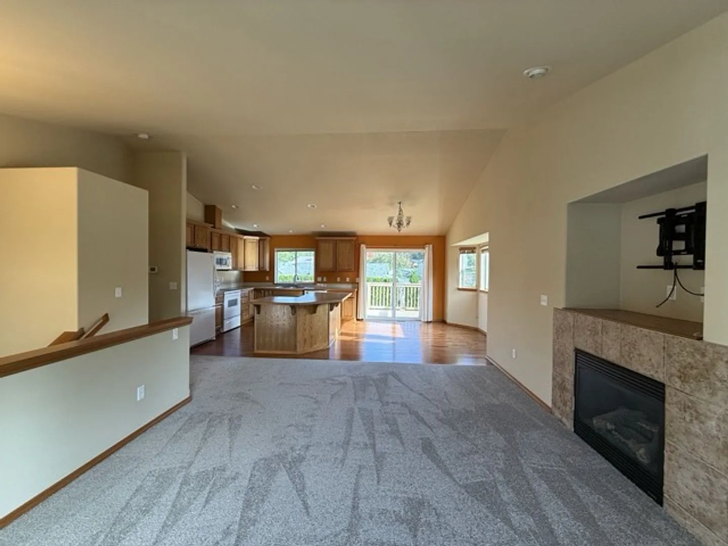 Spacious 5BD/3BTH Everett Home for Lease Near Boeing! — Photo 4