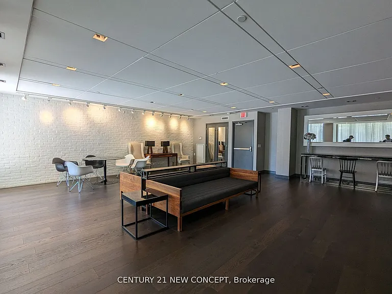 210 Simcoe St #613 — Photo 8