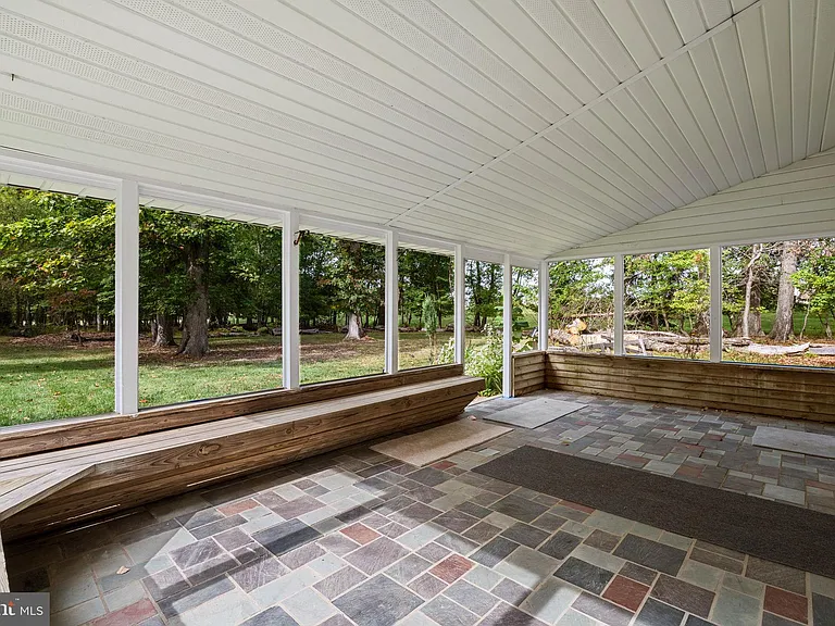 601 Cathcart Rd — Photo 30