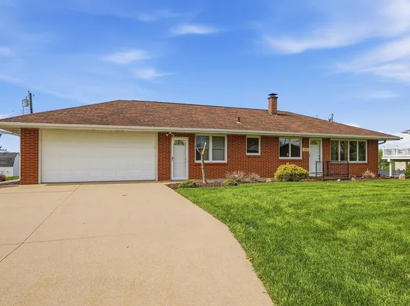 717 Kelly Ln, Dubuque, IA 52003