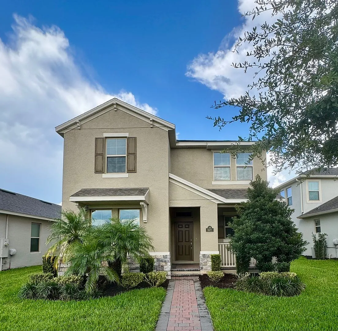 Large 4/3.5 Home located in Waterleigh! Downstairs Suite — Photo 1