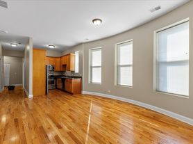 3927 N Clarendon Ave