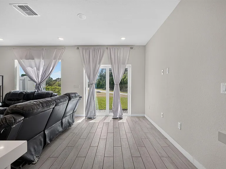 608 NE Waters Edge Ln — Photo 11