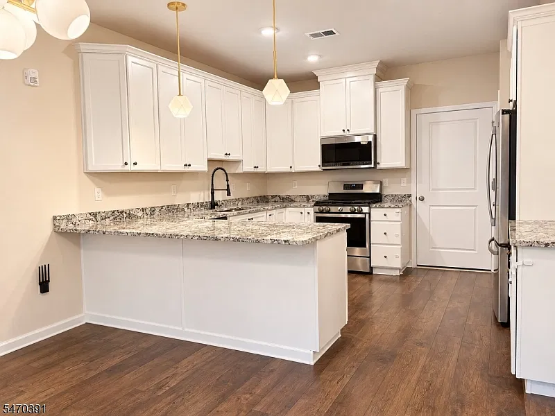 3 bed, 3.0 bath, 2042 sqft, $4,200 — Photo 2