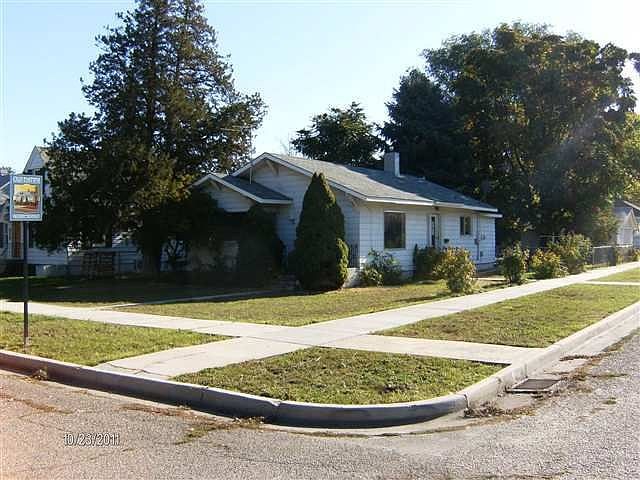 1st image of 824 9th Ave S