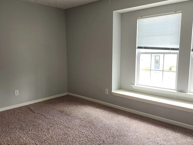 351 Roseglen Dr — Photo 12
