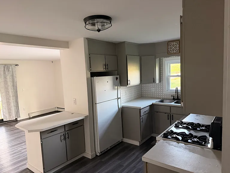 446 E River St — Photo 9